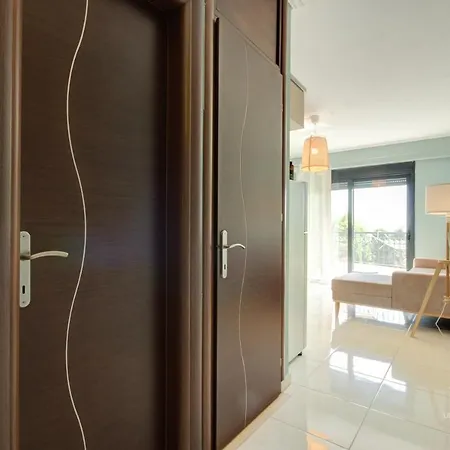 Апартаменты Uptown 2-level Apt, Private Patio & Balcony With Views
