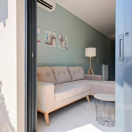 Uptown 2-level Apt, Private Patio & Balcony With Views Thessaloniki
