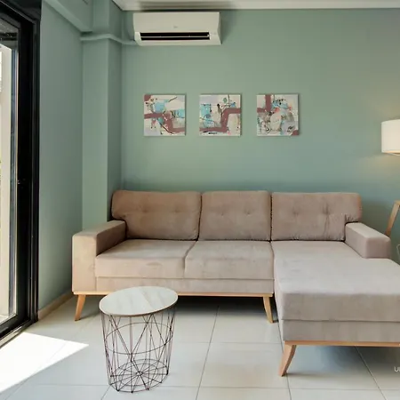 Uptown 2-level Apt, Private Patio & Balcony With Views Apartment