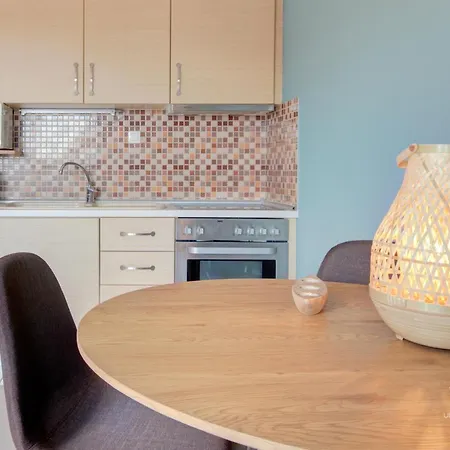 Uptown 2-level Apt, Private Patio & Balcony With Views Apartment *