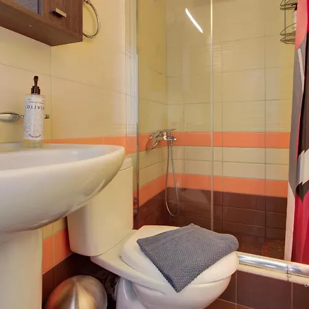 Апартаменты Uptown 2-level Apt, Private Patio & Balcony With Views *